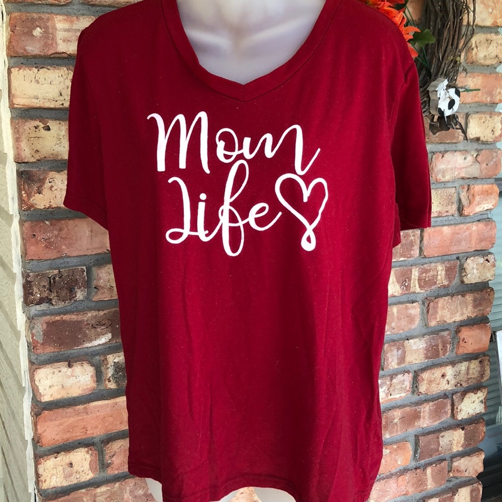 Mom Life graphics t-shirt. Red v-neck size large.